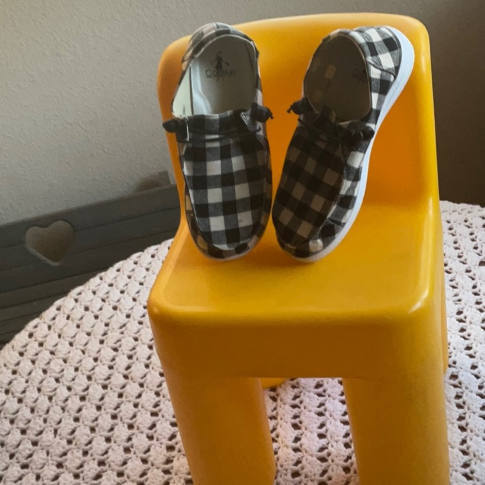 Euc corkys Buffalo plaid slip on